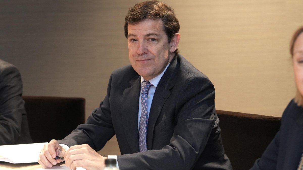 Valladolid. 250326. El presidente del PP de Castilla y León, Alfonso Fernández Mañueco, acompañado por miembros de su formación, se reúne con el candidato de Vox, Carlos Pollán, y otros dirigentes de este partido, tras las pasadas elecciones autonómicas.  Europa Press/ Claudia Alba