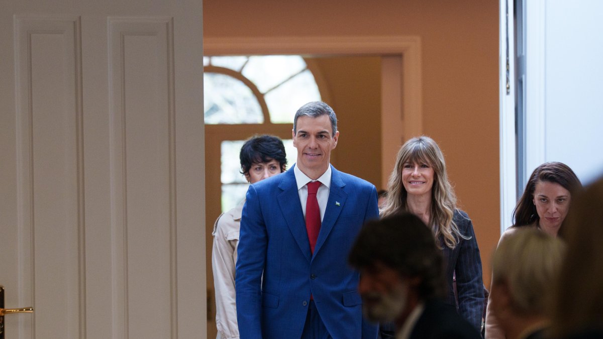 Semana negra para Sánchez: cercado por los escándalos y sin nadie que se atreva a moverle la silla