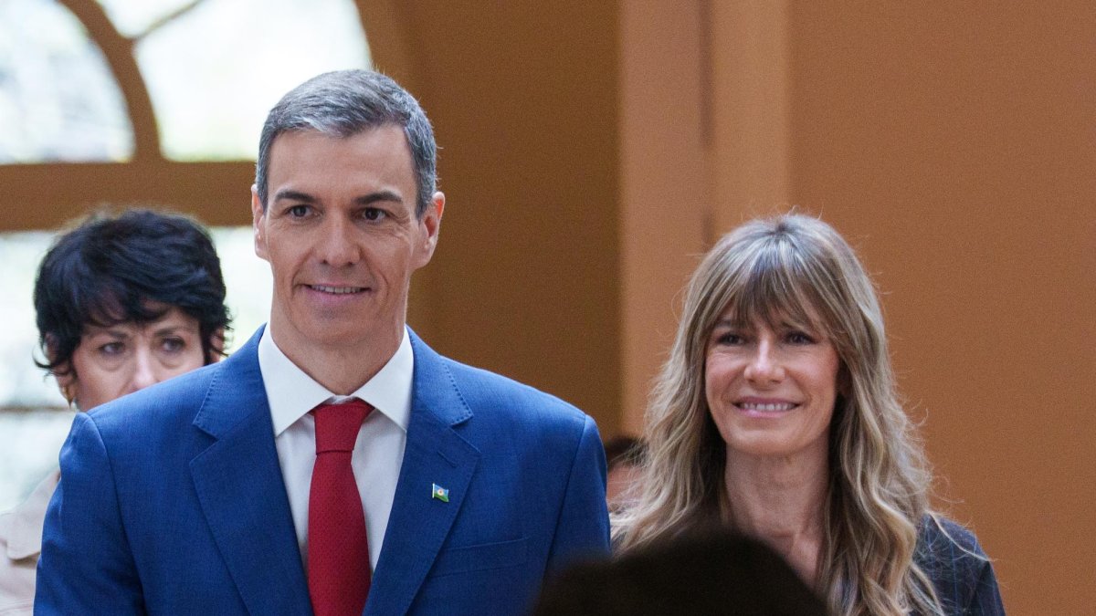 (Foto de ARCHIVO)
El presidente del Gobierno, Pedro Sánchez (i) y la mujer del presidente del Gobierno, Begoña Gómez (d) 21/2/2026