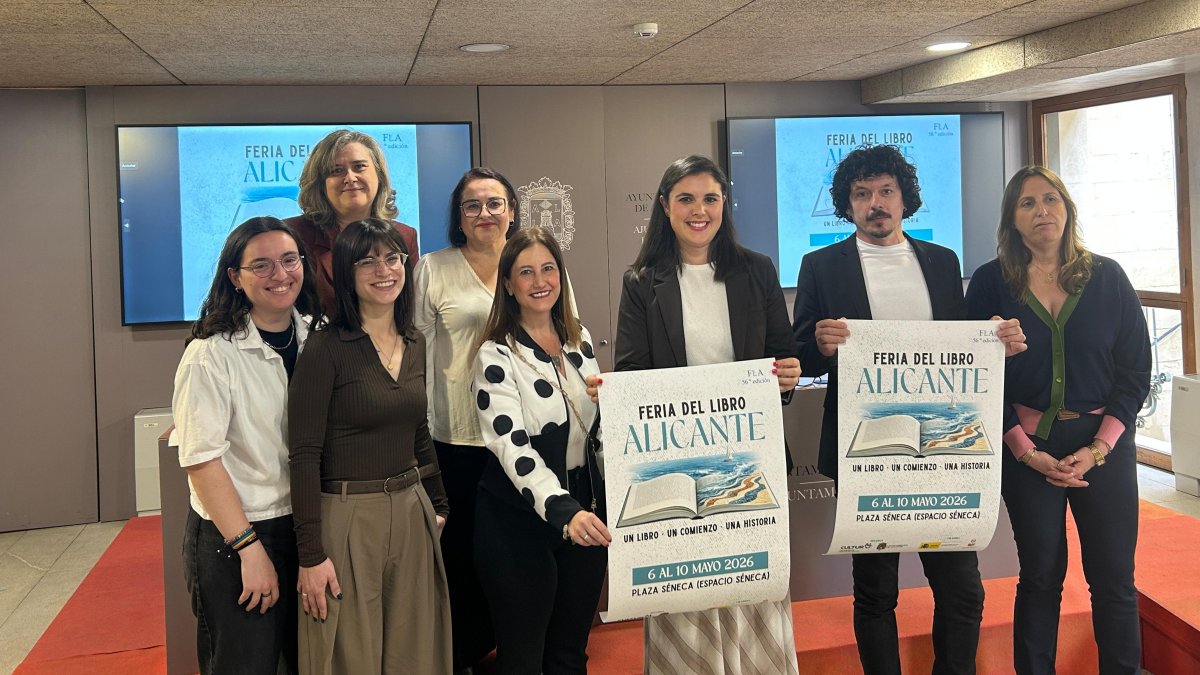 La concejala de Cultura, Nayma Beldjilali, con Macarena Regueira en la presentación de la 56 Feria del libro de Alicante.