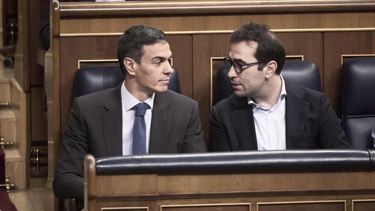 (Foto de ARCHIVO)
Pedro Sánchez y Carlos Cuerpo, en el hemiciclo

EUROPA PRESS
22/4/2026