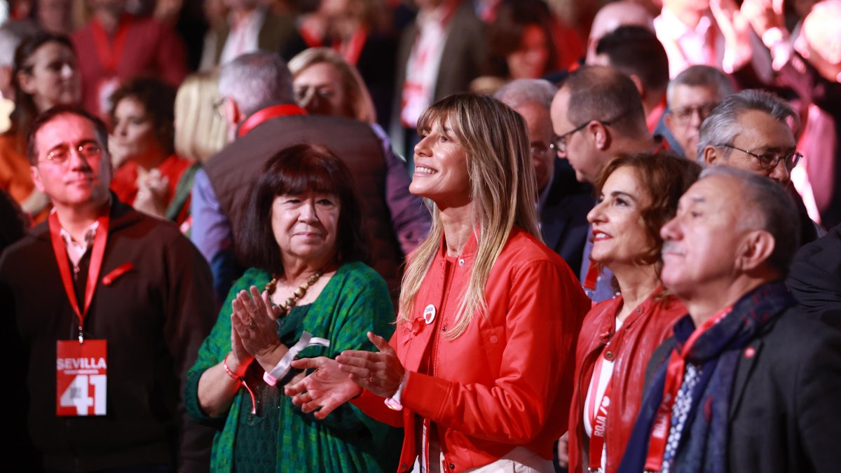 La esposa del presidente del gobierno, Begoña Gómez, junto a la presidenta del PSOE, Cristina Narbona, durante el 41 Congreso Federal del PSOE en el Palacio de Congresos y Exposiciones.