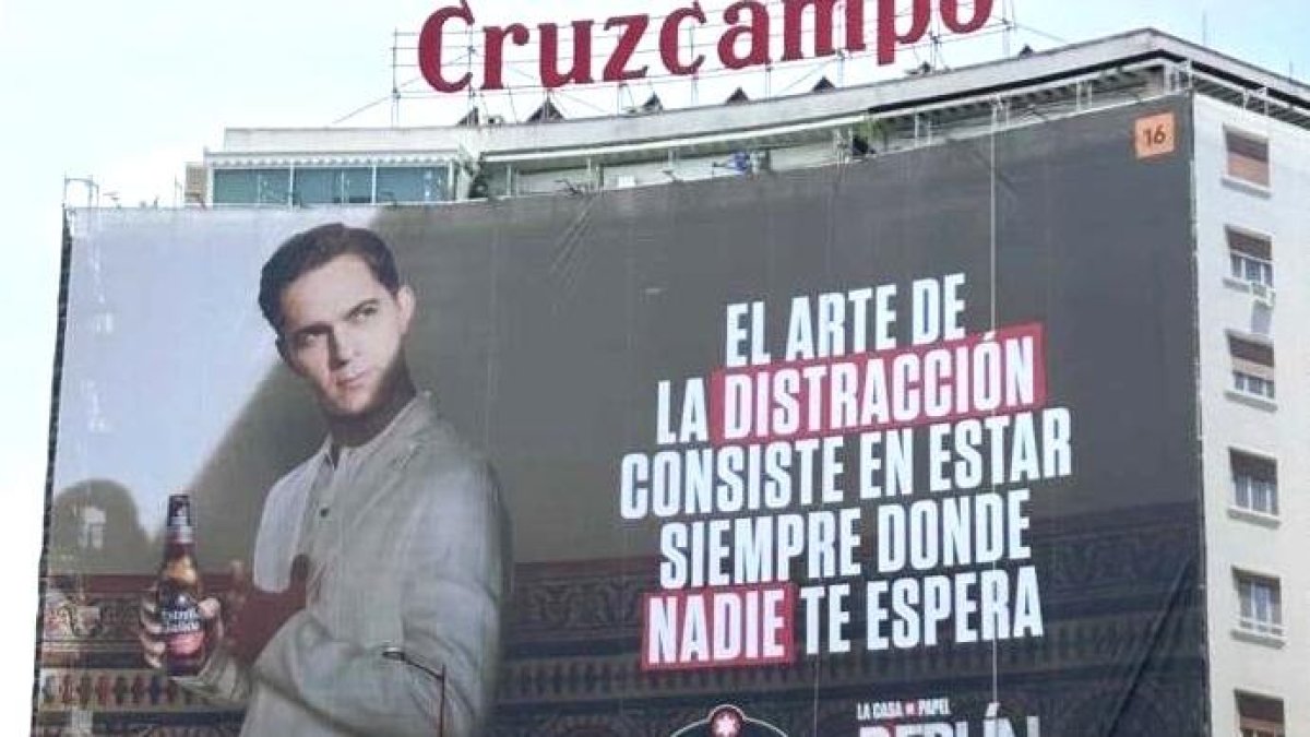 Imagen del cartel publicitario de Estrella Galicia al que ha contestado Cruzcampo en Sevilla.