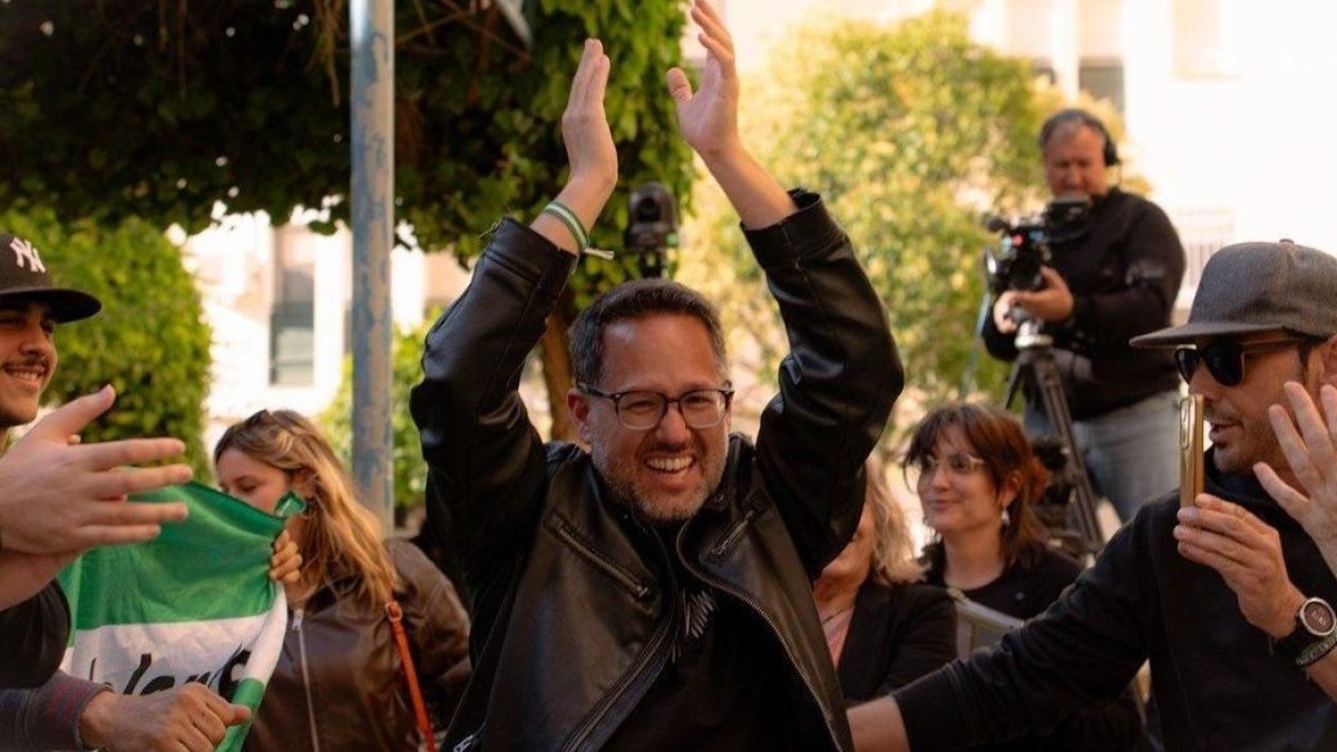 El candidato de Adelante Andalucía teme el andalucismo de Moreno e intenta competir cantando