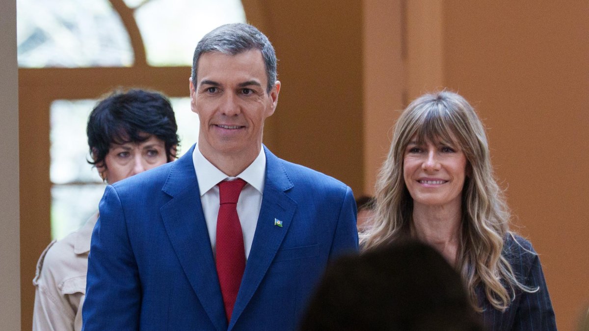 (Foto de ARCHIVO)
El presidente del Gobierno, Pedro Sánchez (i) y la mujer del presidente del Gobierno, Begoña Gómez (d), durante el acto de homenaje al pueblo gitano con motivo del 600 aniversario de su llegada a España, en el Complejo de la Moncloa, a 21 de febrero de 2026, en Madrid (España). El acto, titulado ‘GELEM, GELEM’, ha reunido a personalidades de la cultura, la política, la universidad y la acción social para reivindicar la lucha por la igualdad de derechos del pueblo gitano y su riqueza cultural.

Matias Chiofalo / Europa Press
21/2/2026