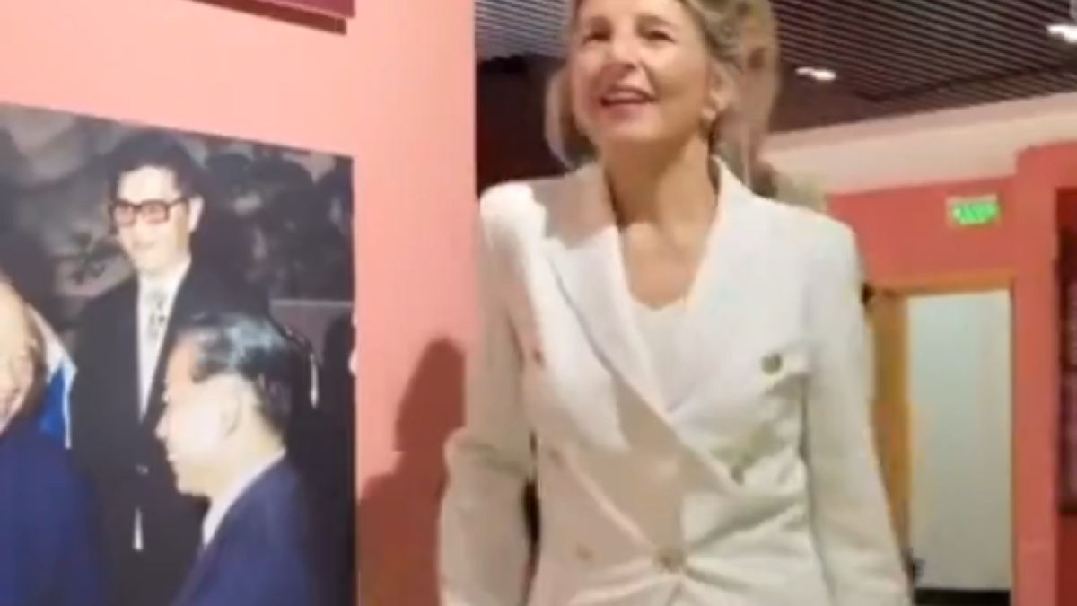 Yolanda Díaz vuelve a hacer el ridículo en China con su “esguince fijo discontinuo”: la muleta cambia de lado