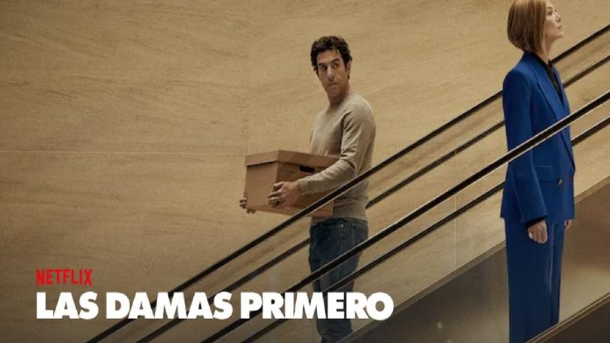 De qué trata Las damas primero: el mundo cambia y el hombre poderoso pasa a segundo plano