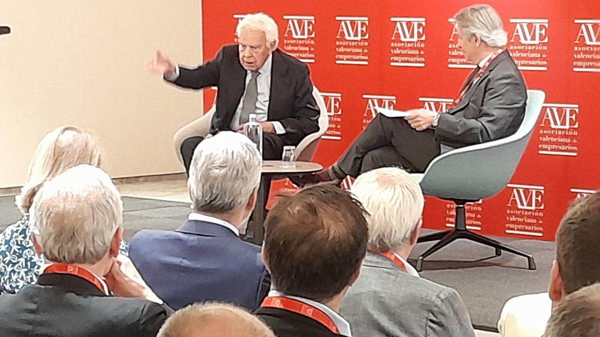 Felipe González pide en Valencia, "y es la primera vez que lo digo", que haya convocatoria de elecciones