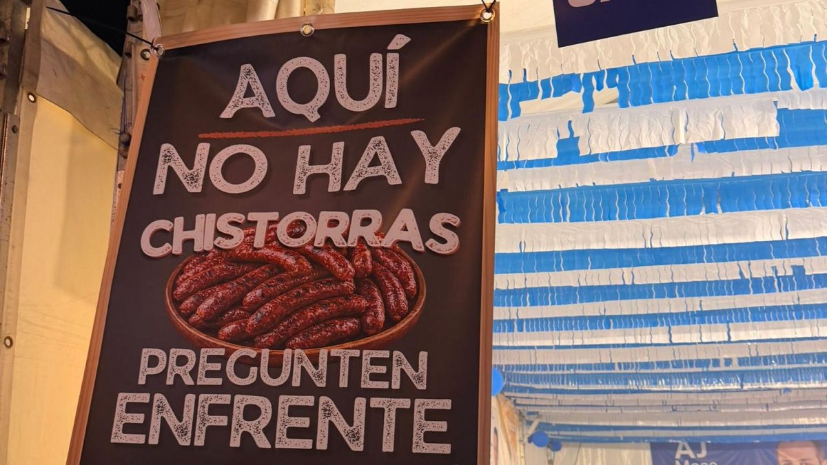 La caseta del PP en la feria de Getafe tira de ironía contra el PSOE: “Aquí no hay chistorras, pregunten enfrente”