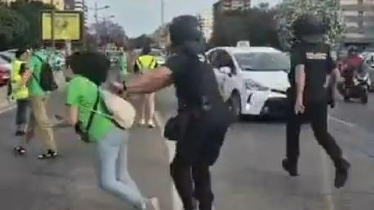 Tensión en la huelga indefinida: Denuncian la "brutal agresión" de un agente a una mujer en la protesta ante Conselleria