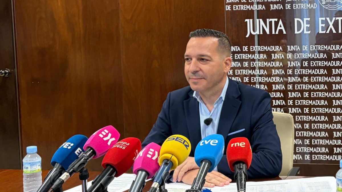 El vicepresidente de la Junta de Extremadura y consejero de Desregulación, Servicios Sociales y Familia, Óscar Fernández Calle