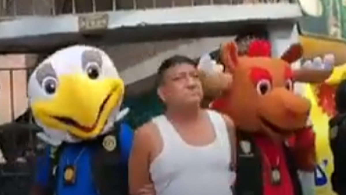 Esto es inaudito: policías se disfrazan de las mascotas del Mundial en una redada a un narco en Perú