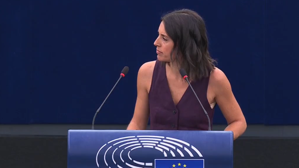 Irene Montero canta 'Cumpleaños Feliz' a Donald Trump en la Eurocámara