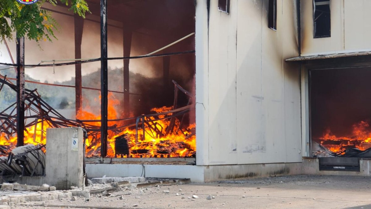Impactante incendio en Xàtiva: colapsa parte de una nave de 7.000 metros y Emergencias lanza recomendaciones a la población