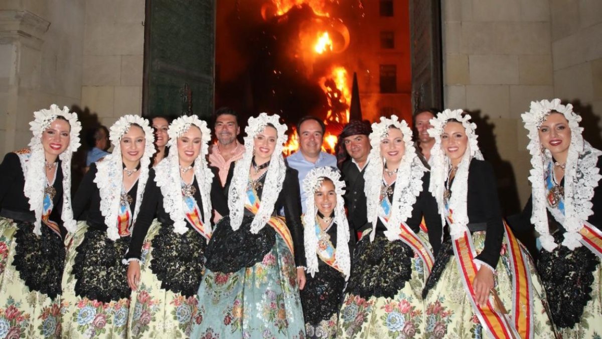 Las Belleas del Foc y sus damas despiden con la cremà, las Hoguers 2026.