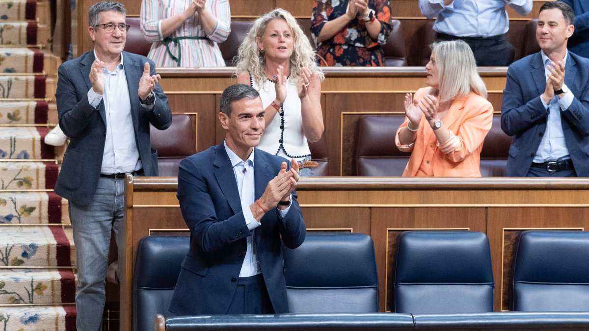 Sánchez de risas y aplausos mientras el Congreso pide su dimisión y su legislatura se hunde