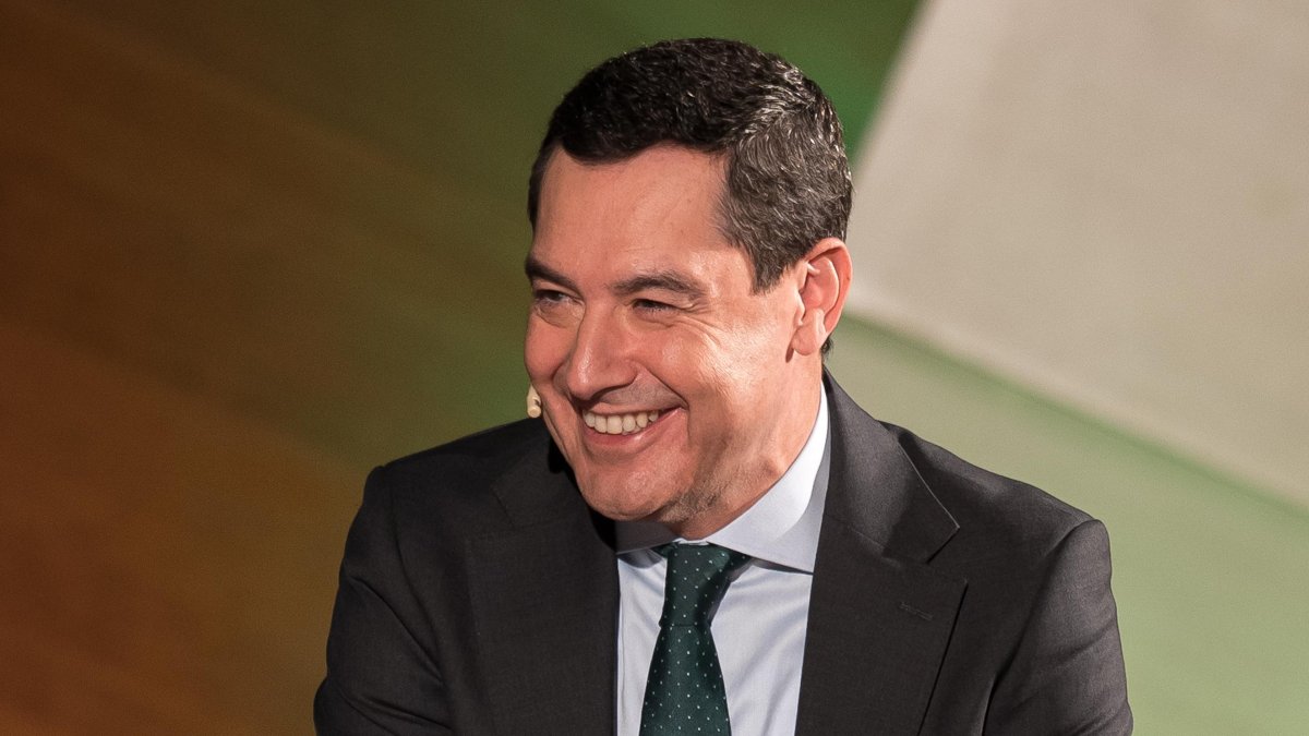 Juanma Moreno encara la investidura negociando con Vox hasta el último minuto
