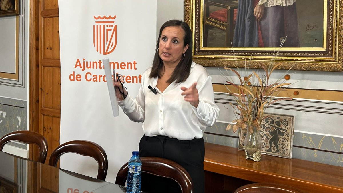La alcaldesa de Carcaixent, Carolina Almiñana, durante la rueda de prensa.