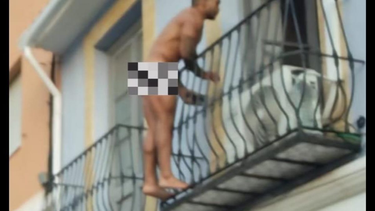 Desnudo a la fuga: Corre 'en pelotas' tras ser sorprendido infraganti con su amante en Denia