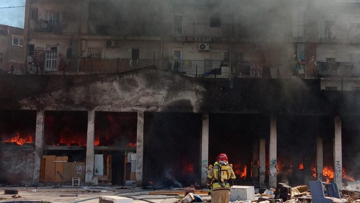 Un incendio obliga a desalojar dos edificios en Valencia horas después del desahucio de un local: la Policía investiga el origen del fuego
