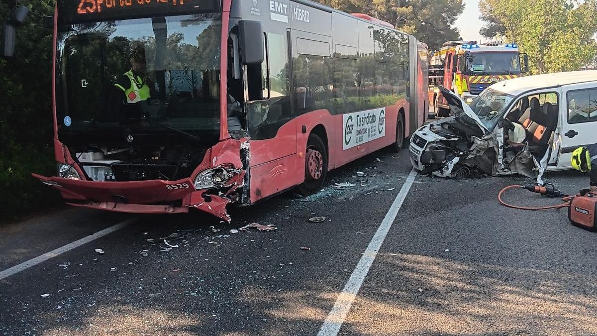 Un nuevo accidente de un autobús de la EMT acaba con cinco personas trasladadas al hospital