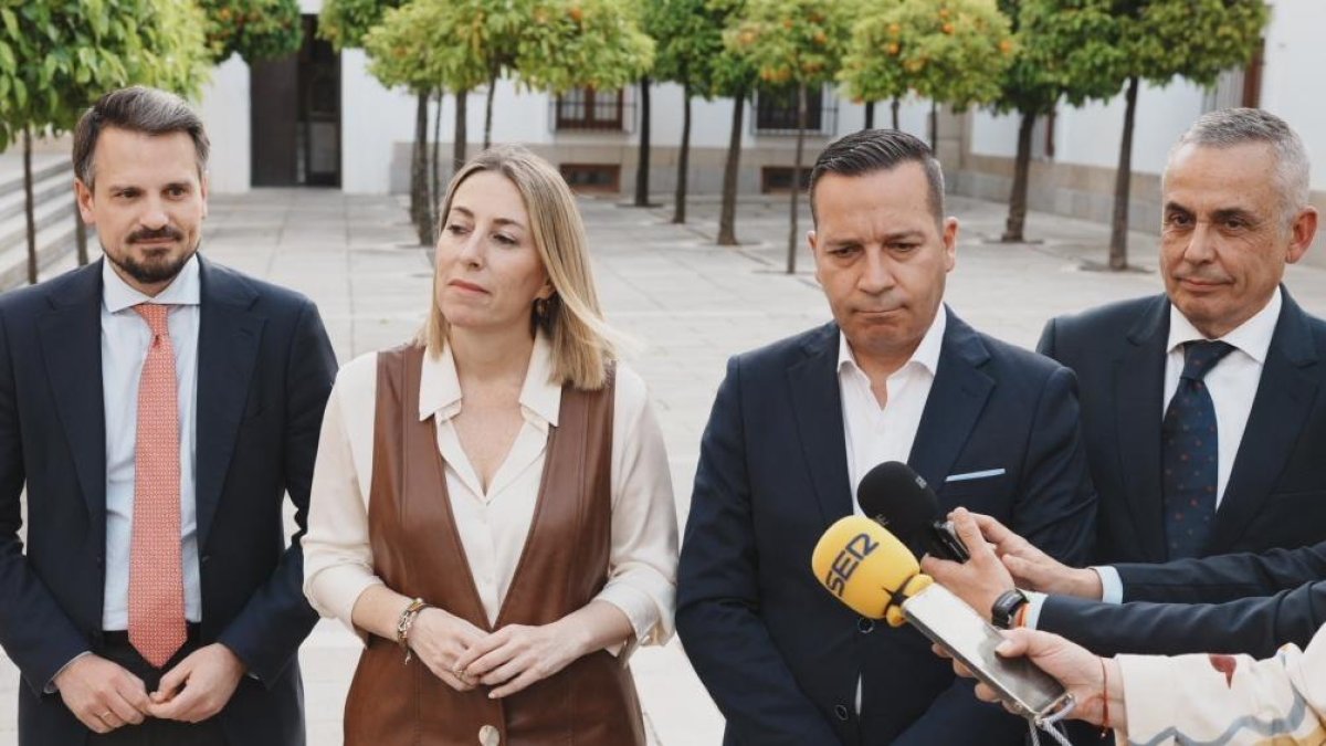 María Guardiola y Óscar Fernández Calle anuncian el acuerdo de gobierno en Extremadura

JAVIER CINTAS/ EUROPA PRESS
16/4/2026