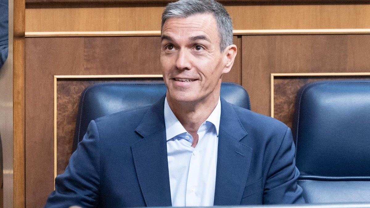 El Gobierno de Sánchez admite un gasto de hasta 386.000 euros en su campaña "Dmocracia" con 'influencers' y ropa que no se venderá
