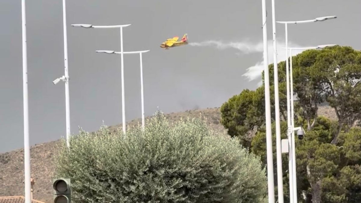 El incendio de Almería obliga a paralizar el puerto de Garrucha, desalojar la cantera de Sorbas y cortar la A-7