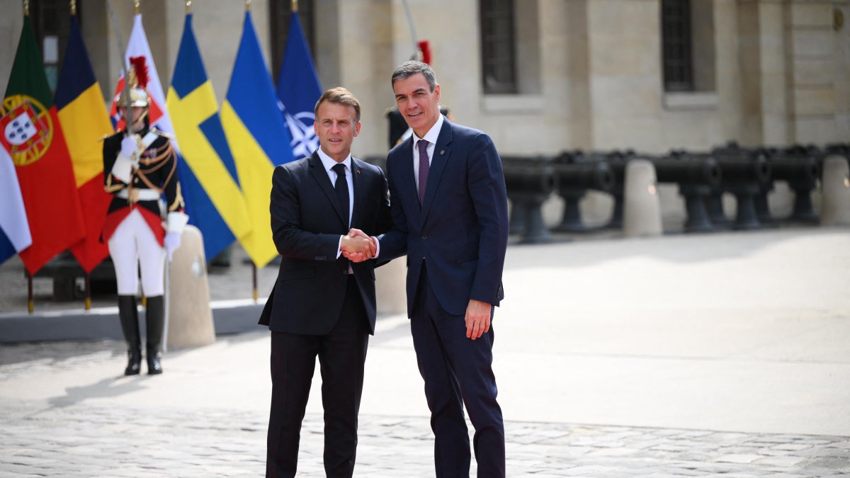 Pedro Sánchez se encuentra con el presidente francés, Emmanuel Macron