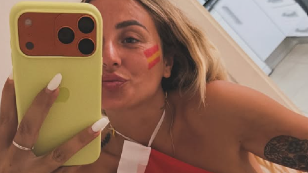 Rocío Flores se tapa "solo" con la bandera de España para celebrar el Mundial con Antonio David