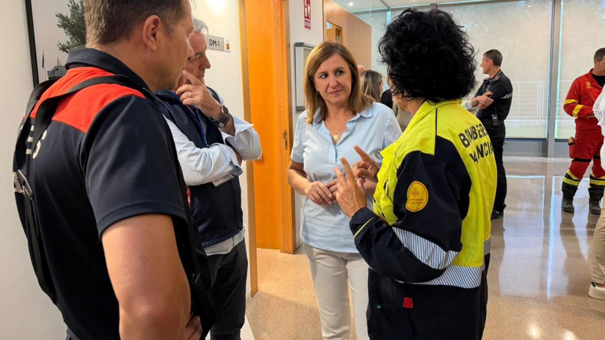 La alcaldesa de Valencia, María José Catalá, durante el incendio en El Saler