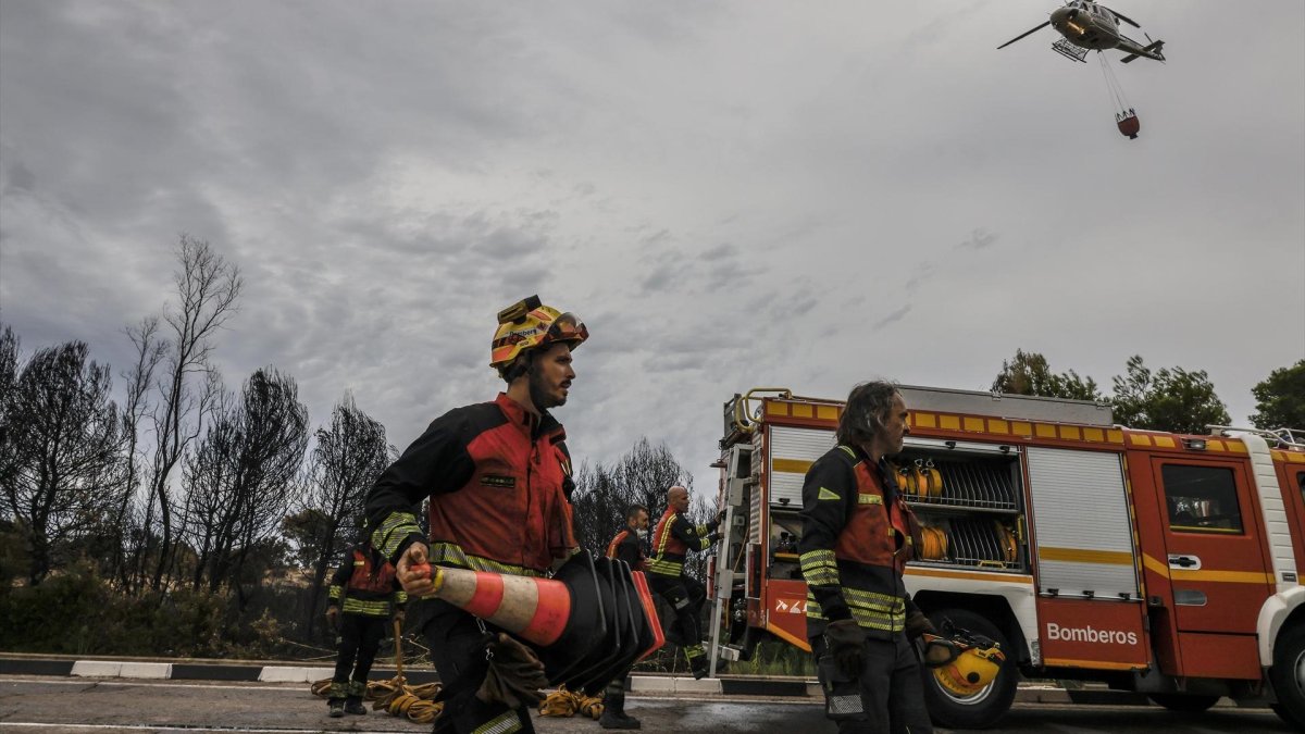 Varios bomberos realizan labores de extinción de incendios, a 28 de agosto de 2026, en El Saler, Comunidad Valenciana