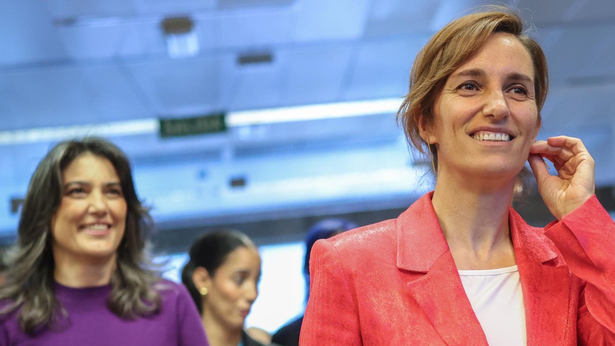 La ministra de Sanidad, Mónica García, con Manuela Bergerot