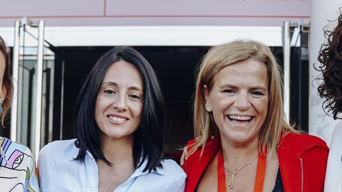 La secretaria de organización del PSOE, Rebeca Torró, la delegada del Gobierno en la Comunidad Valenciana, Pilar Bernabé