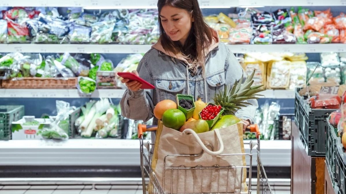 El precio de la cesta de la compra se ha disparado un 42% durante el sanchismo