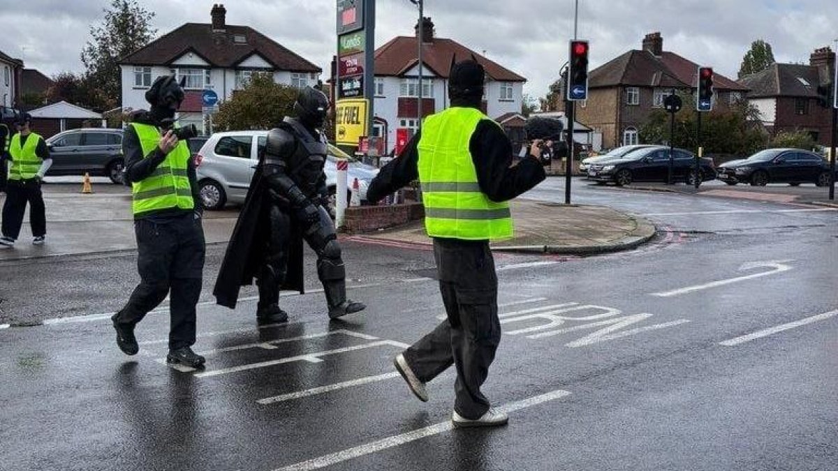 El hombre disfrazado de Batman que regaló gasolina.
