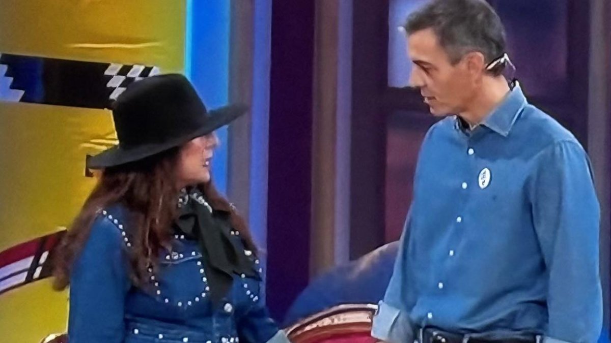 Candela Peña y Pedro Sánchez en La Revuelta