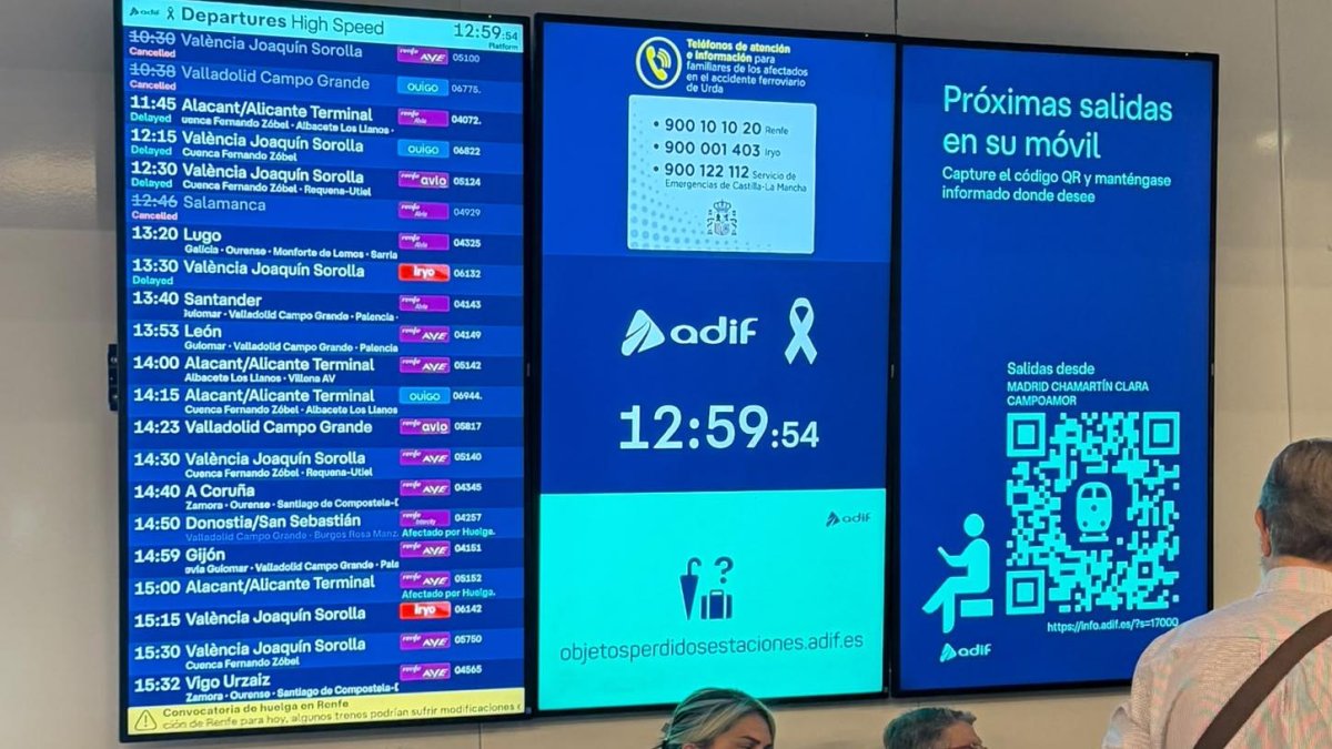 Pantalla indicando retrasos y cancelaciones en Chamartín