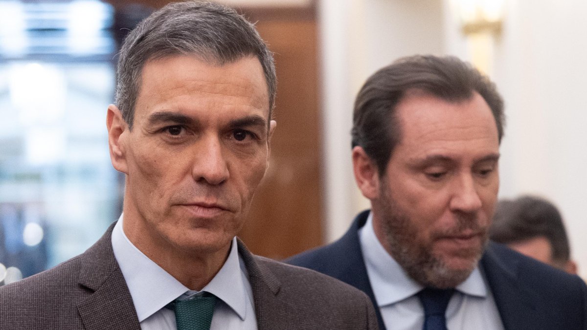 El presidente Pedro Sánchez y el ministro de Transportes, Óscar Puente