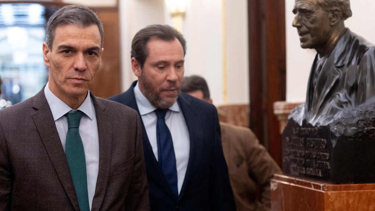 El presidente Pedro Sánchez y el ministro de Transportes, Óscar Puente