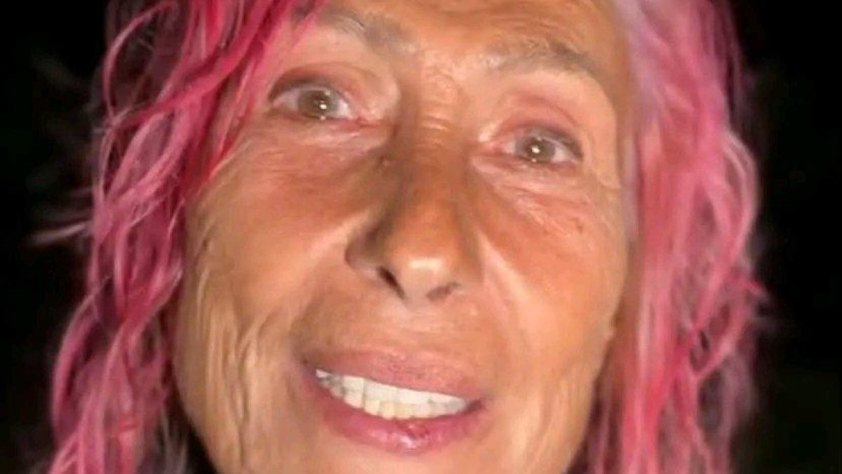 Rosa Benito se corta la melena y se la tiñe del color que hace referencia a su nombre