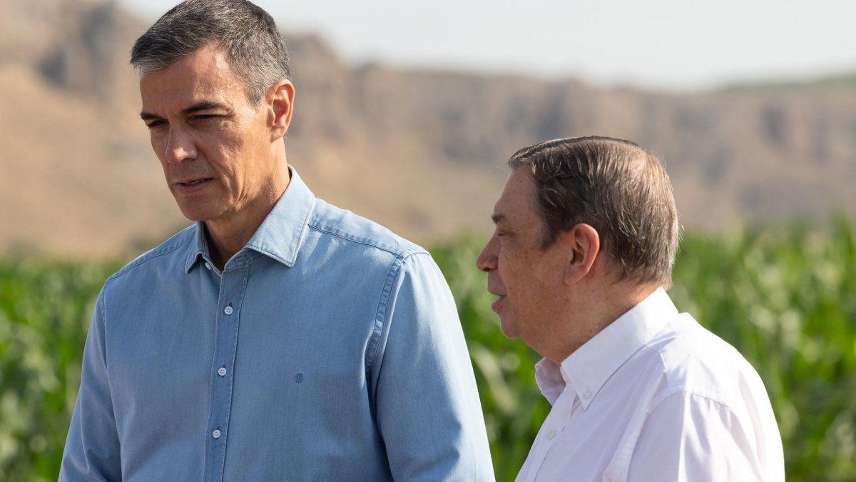 El presidente del Gobierno, Pedro Sánchez (2d), y el ministro de Agricultura, Pesca y Alimentación, Luis Planas