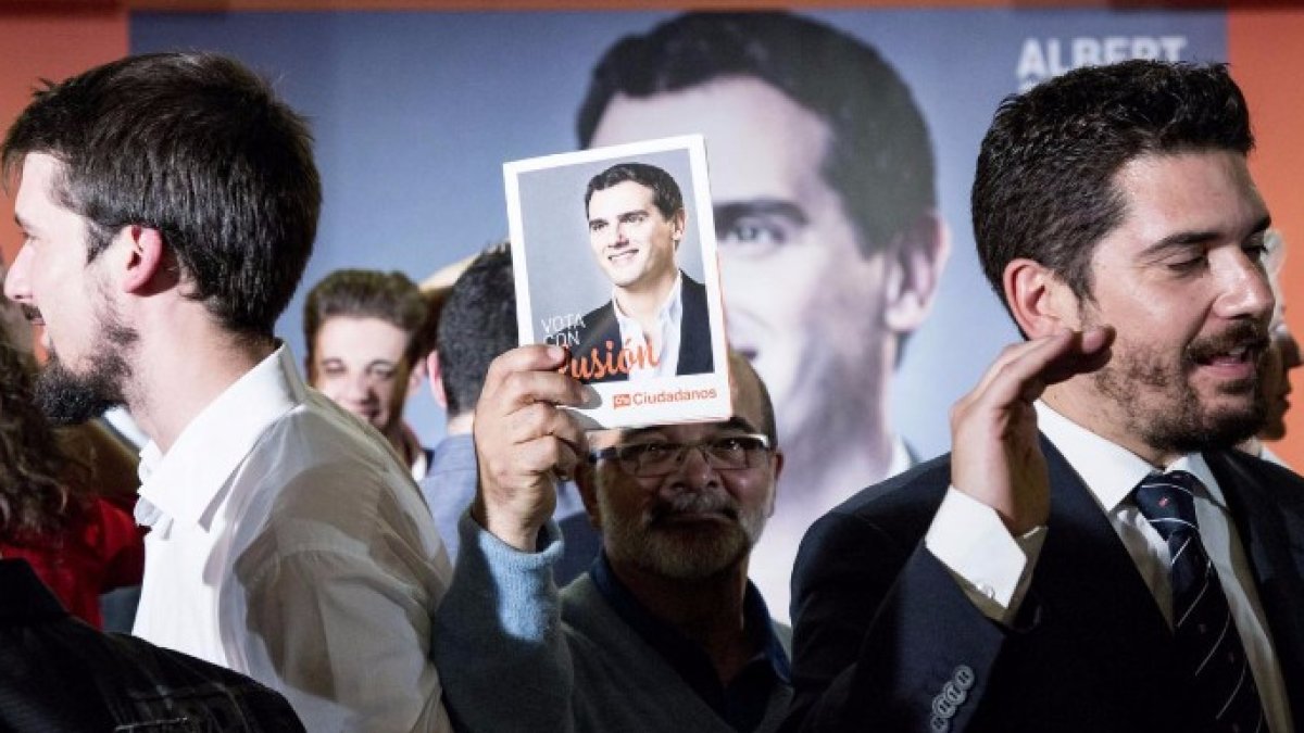 Un simpatizante sostiene una foto de Albert Rivera.
