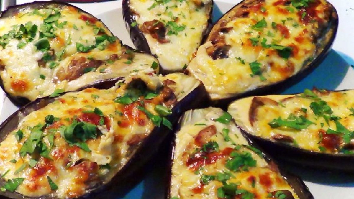 Berenjenas rellenas de carne con tomate, nuez y pimienta.