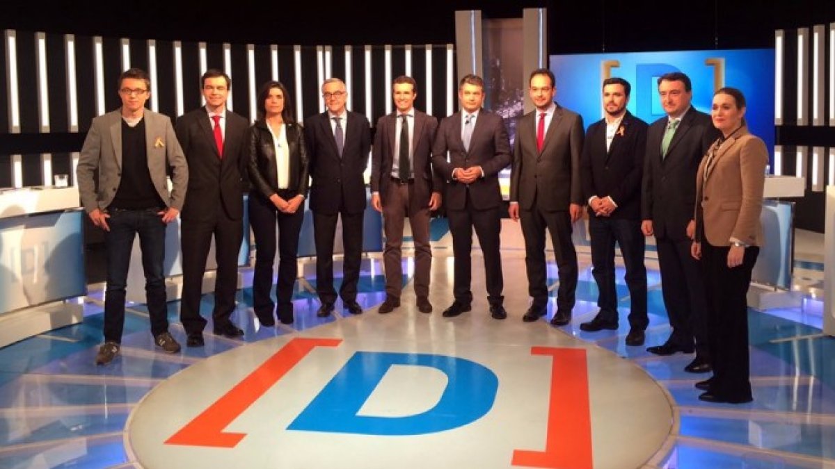 Los participantes en el debate a nueve.