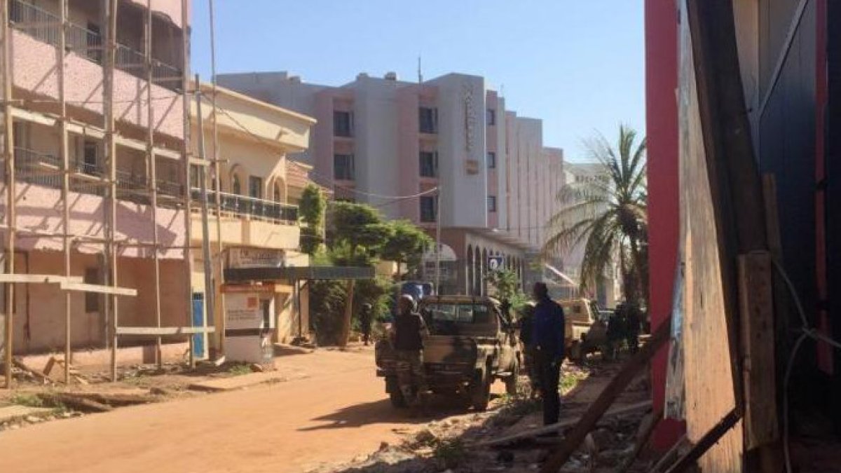 Las fuerzas locales mantienen un perímetro de seguridad alrededor del hotel