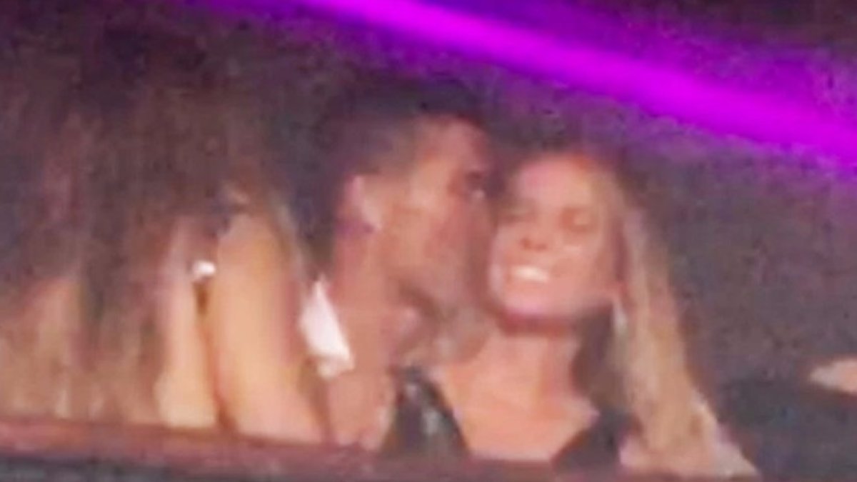 Cristiano Ronaldo besando a una atractiva rubia en Pachá Ibiza. The Sun.