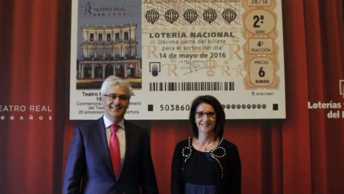 La presidenta de Loterías y Apuestas del Estado, Inmaculada García Martínez, y el director general del Teatro Real, Ignacio García-Belenguer.