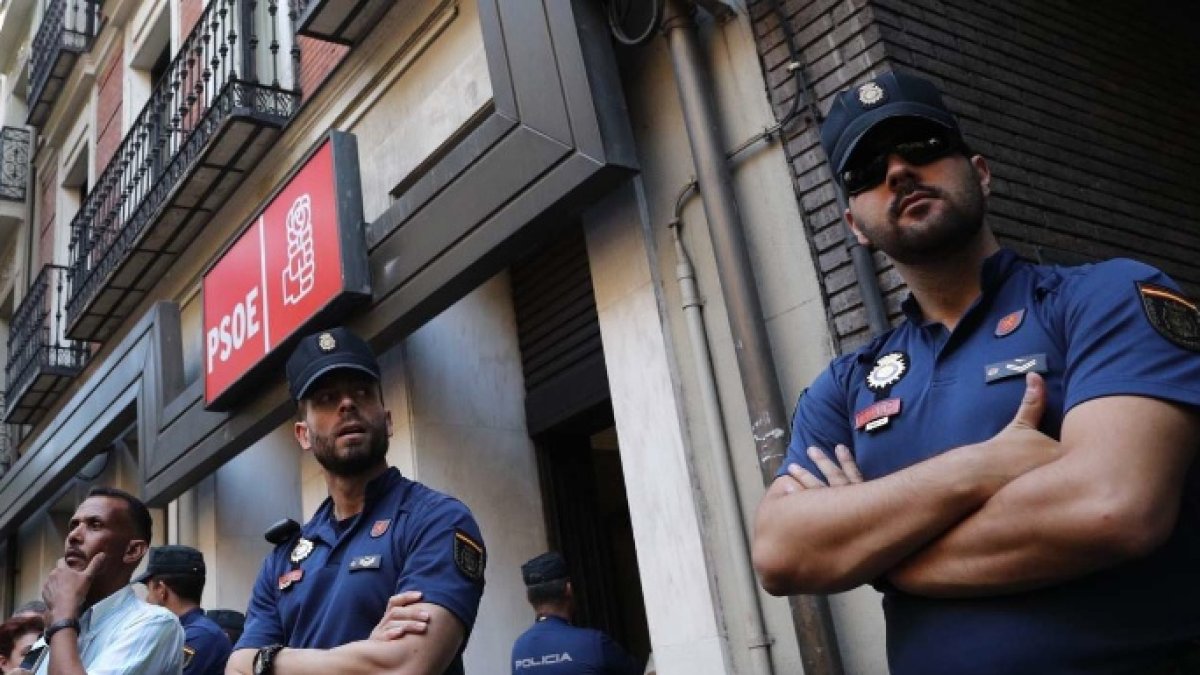 Antidisturbios vigilan la sede de Ferraz