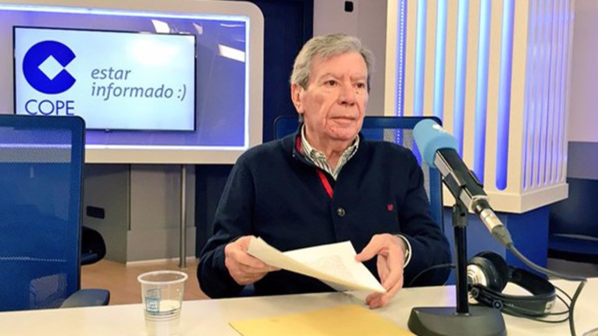 El exministro socialista, José Luis Corcuera, en los estudios de la cadena COPE.